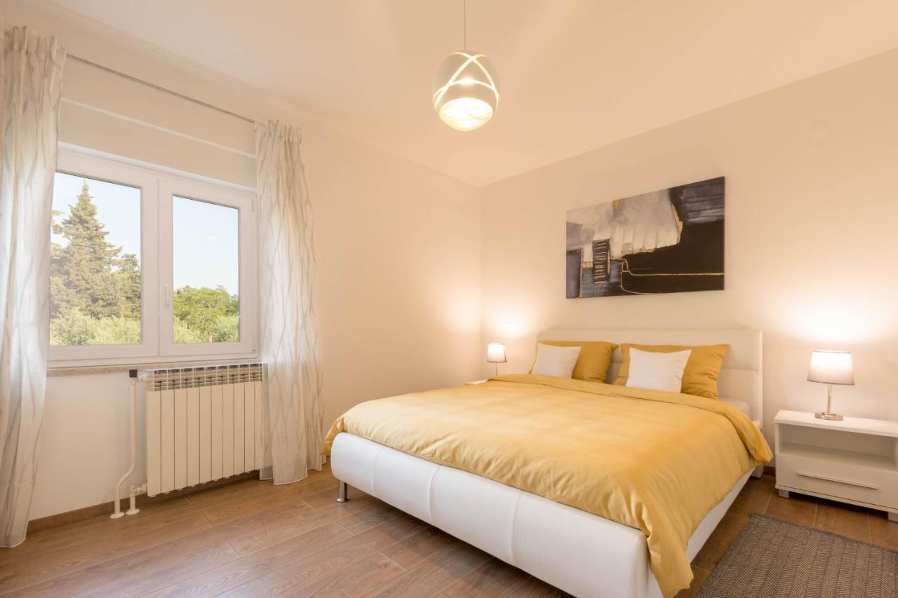 Newly Renovated Holiday Apartment Sirius Porec Exterior photo